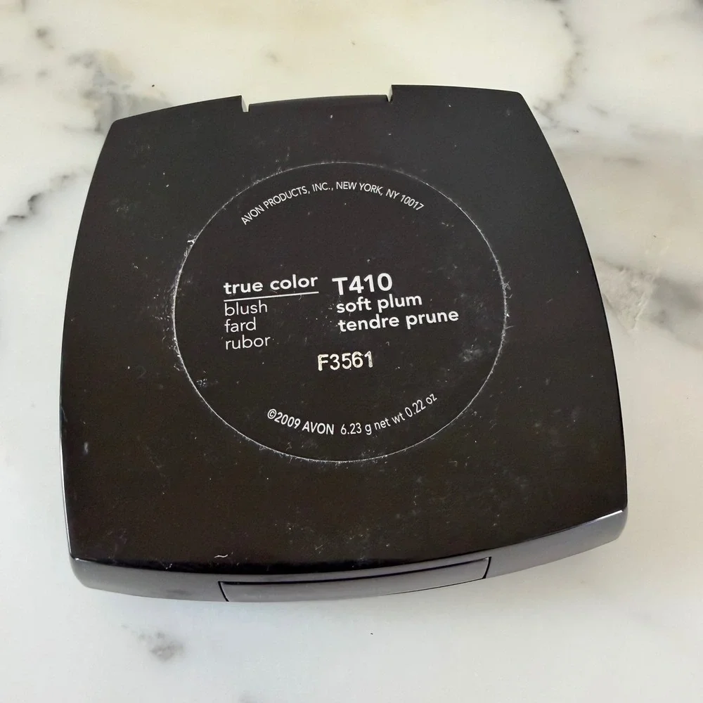 Avon True Color Blush Soft Plum T410 Vintage 2009 Pressed Powder Compact 0.22oz